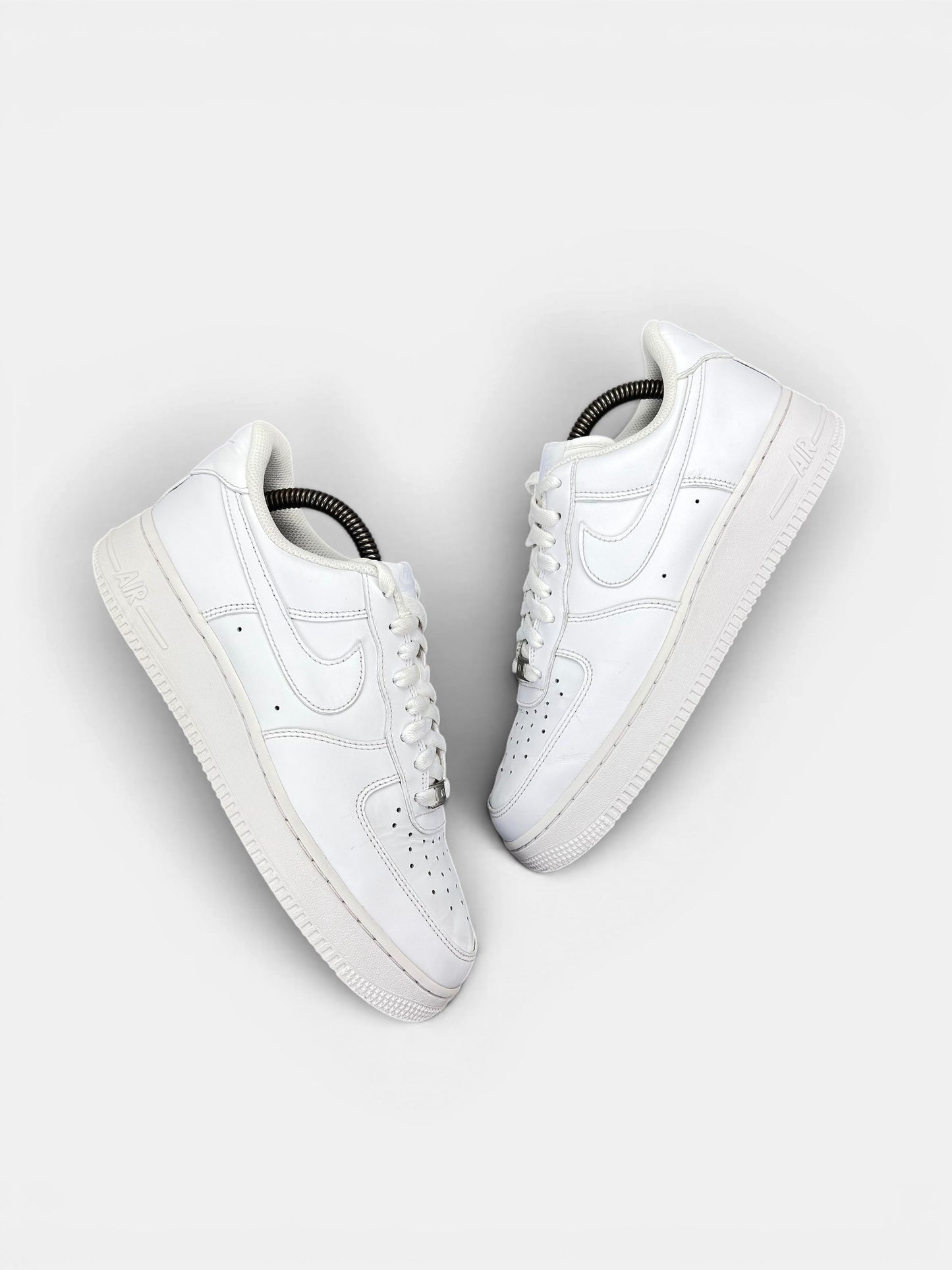 Nike Air Force 1 '07 — buty sportowe męskie w bardzo dobrym stanie rozmiar 41, widok z góry na zewnętrzną stronę butów