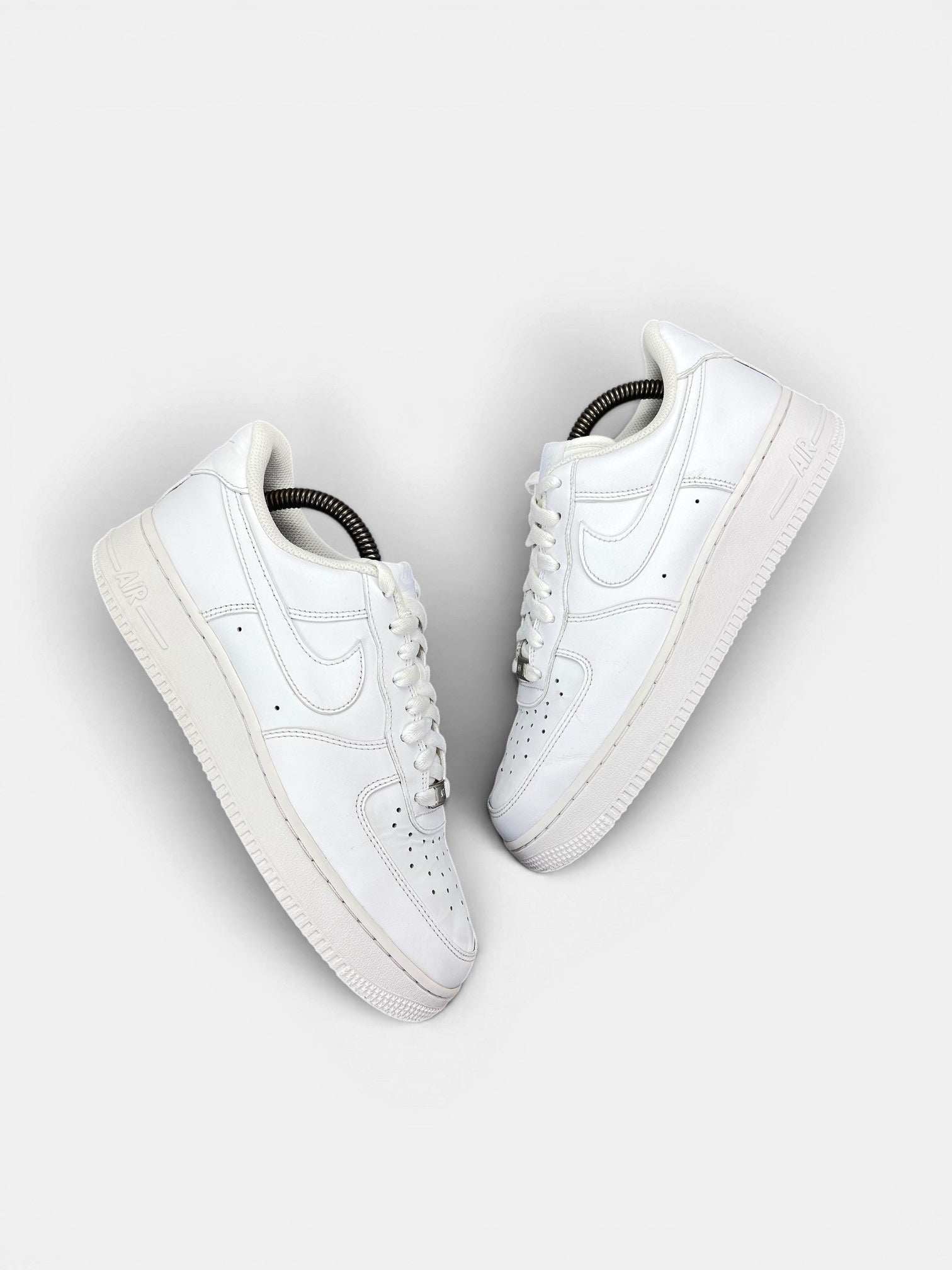 Nike Air Force 1 '07 — buty sportowe męskie w bardzo dobrym stanie rozmiar 41, widok z góry na zewnętrzną stronę butów