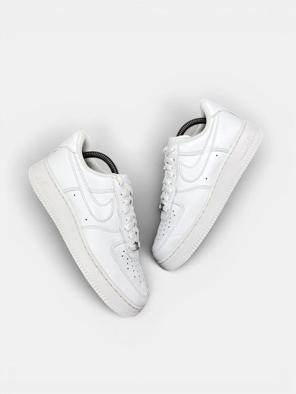 Nike Air Force 1 '07 — buty sportowe męskie w bardzo dobrym stanie rozmiar 41, widok z góry na zewnętrzną stronę butów