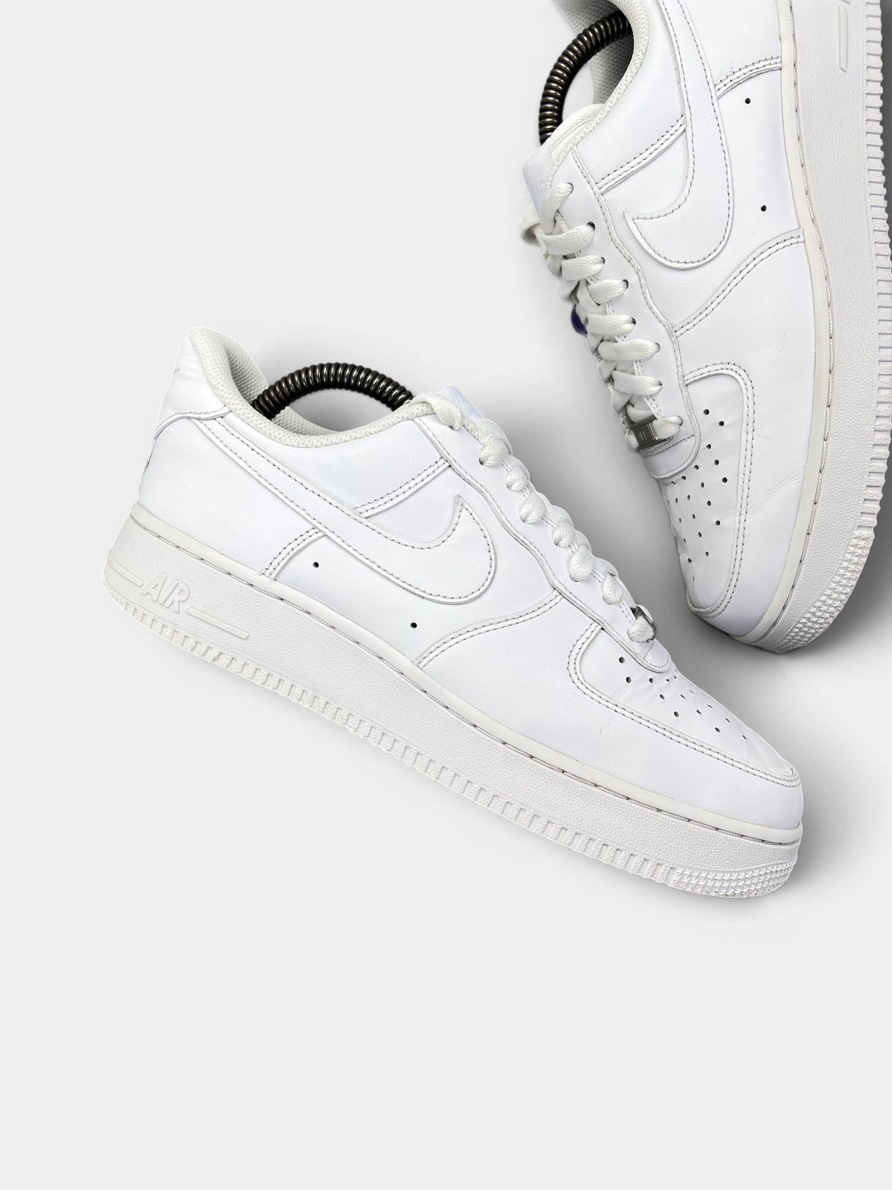 Nike Air Force 1 '07 — buty sportowe męskie w bardzo dobrym stanie rozmiar 41, zewnętrzny panel prawego buta