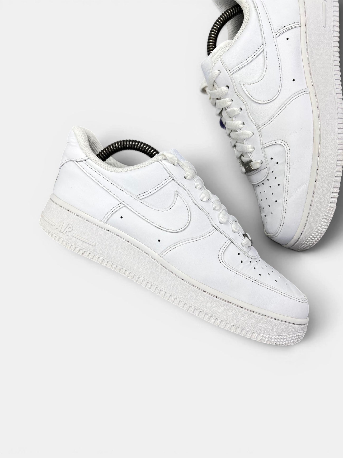 Nike Air Force 1 '07 — buty sportowe męskie w bardzo dobrym stanie rozmiar 41, zewnętrzny panel prawego buta