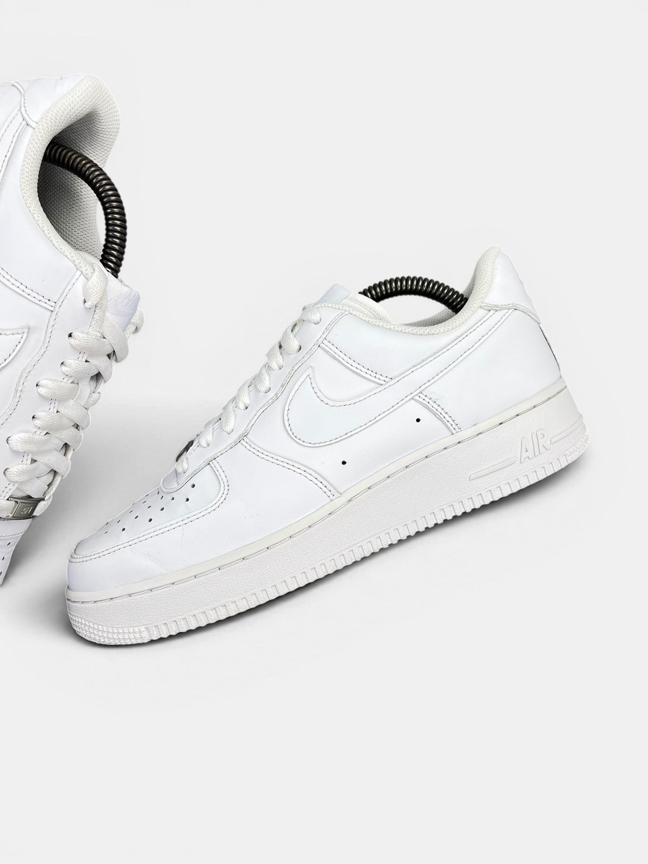 Nike Air Force 1 '07 — buty sportowe męskie w bardzo dobrym stanie rozmiar 41, zewnętrzny panel lewego buta