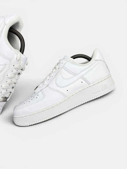 Nike Air Force 1 '07 — buty sportowe męskie w bardzo dobrym stanie rozmiar 41, zewnętrzny panel lewego buta