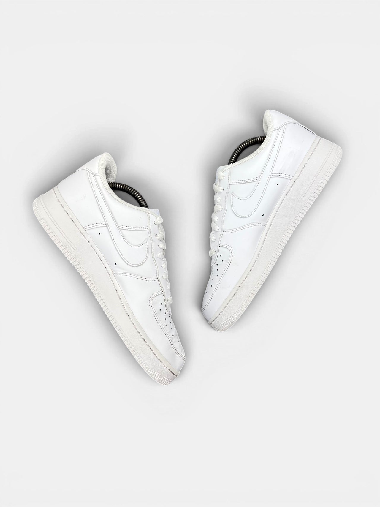 Nike Air Force 1 '07 — buty sportowe męskie w bardzo dobrym stanie rozmiar 41, widok z góry na wewnętrzną stronę butów