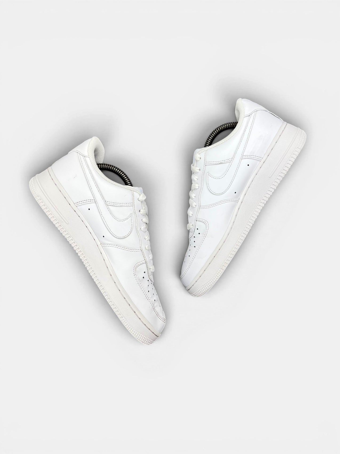 Nike Air Force 1 '07 — buty sportowe męskie w bardzo dobrym stanie rozmiar 41, widok z góry na wewnętrzną stronę butów
