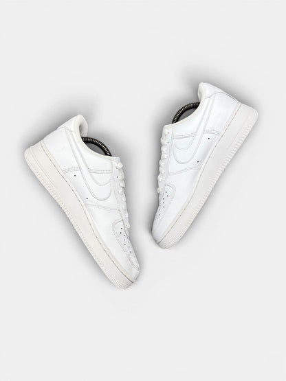 Nike Air Force 1 '07 — buty sportowe męskie w bardzo dobrym stanie rozmiar 41, widok z góry na wewnętrzną stronę butów