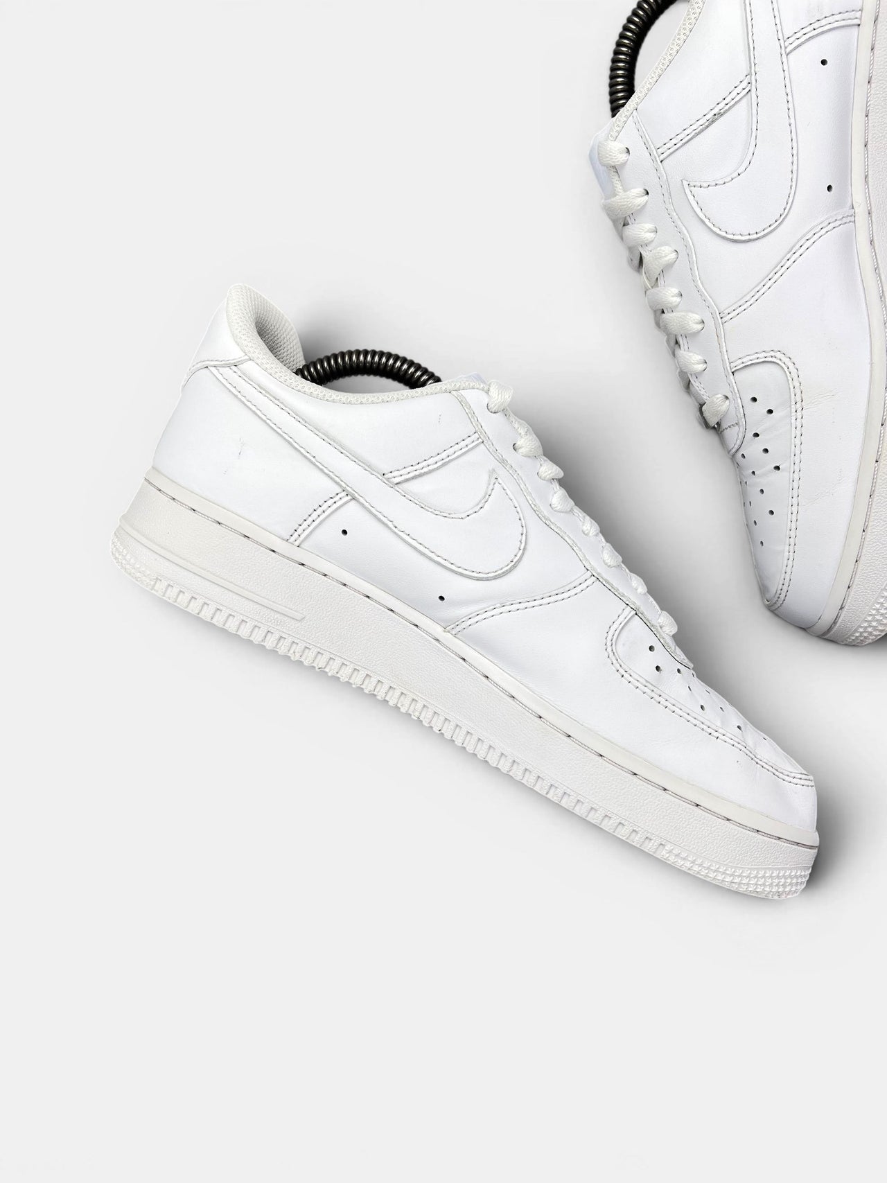 Nike Air Force 1 '07 — buty sportowe męskie w bardzo dobrym stanie rozmiar 41, wewnętrzny panel lewego buta