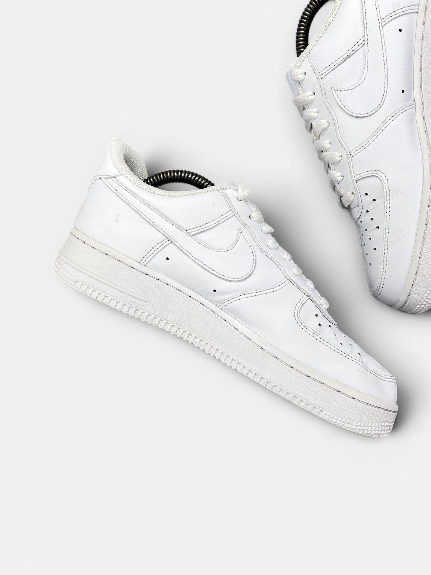 Nike Air Force 1 '07 — buty sportowe męskie w bardzo dobrym stanie rozmiar 41, wewnętrzny panel lewego buta