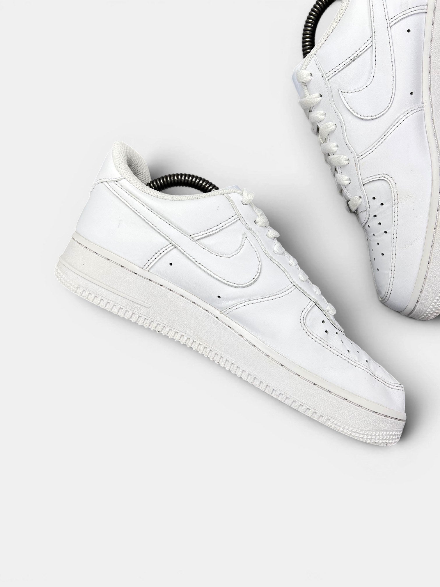 Nike Air Force 1 '07 — buty sportowe męskie w bardzo dobrym stanie rozmiar 41, wewnętrzny panel lewego buta