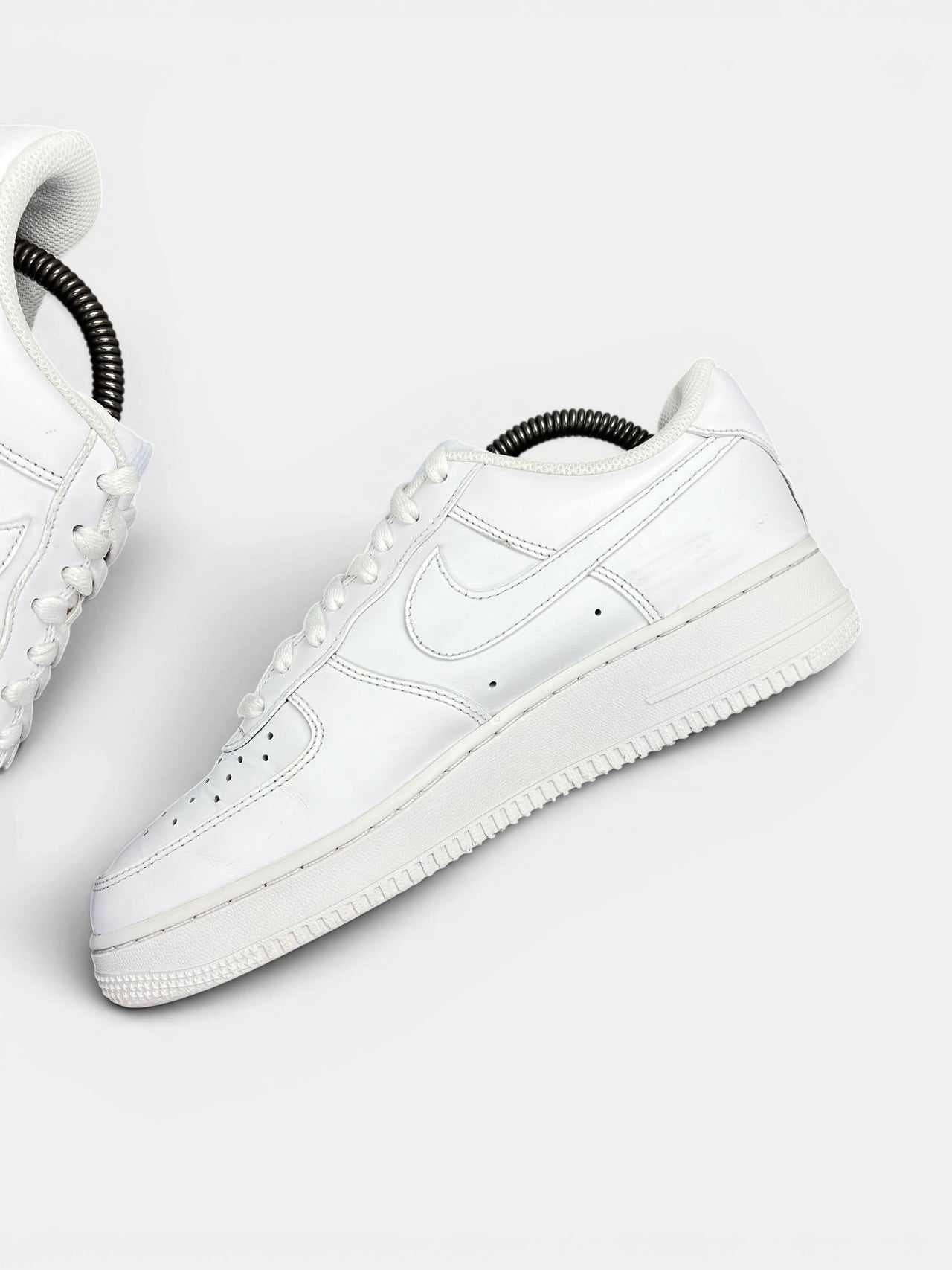Nike Air Force 1 '07 — buty sportowe męskie w bardzo dobrym stanie rozmiar 41, wewnętrzny panel prawego buta