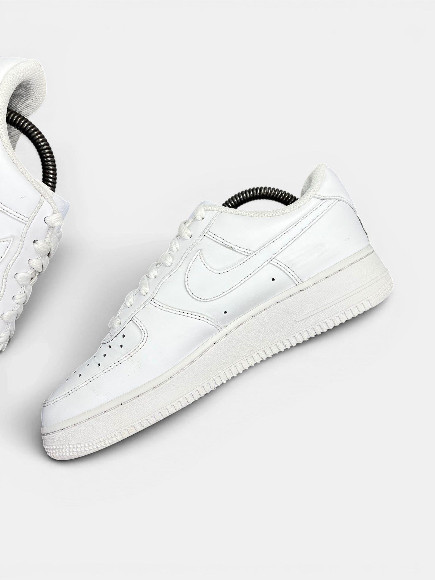 Nike Air Force 1 '07 — buty sportowe męskie w bardzo dobrym stanie rozmiar 41, wewnętrzny panel prawego buta