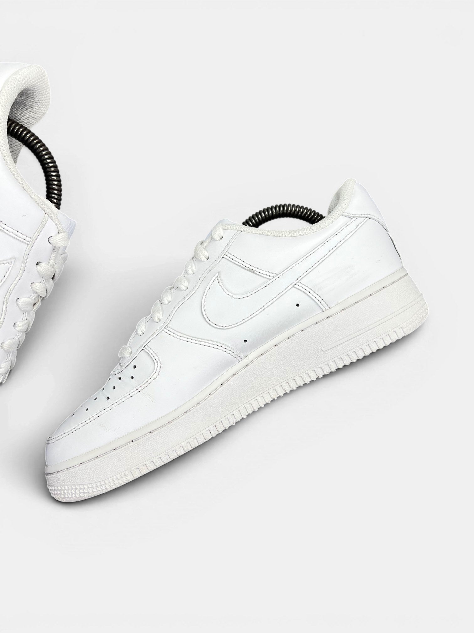 Nike Air Force 1 '07 — buty sportowe męskie w bardzo dobrym stanie rozmiar 41, wewnętrzny panel prawego buta