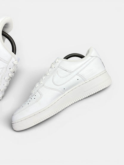 Nike Air Force 1 '07 — buty sportowe męskie w bardzo dobrym stanie rozmiar 41, wewnętrzny panel prawego buta