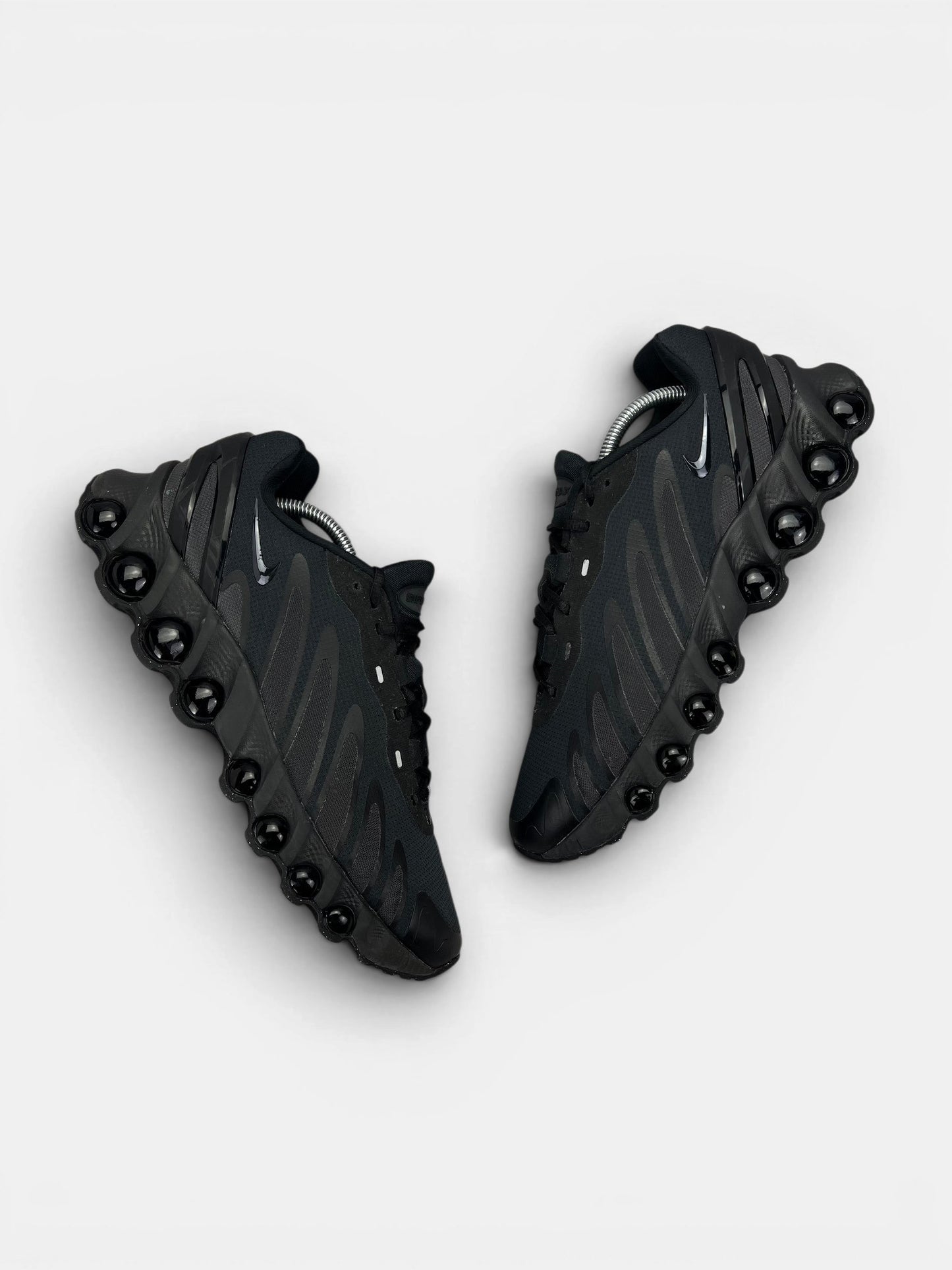 Nike Air Max Dn8 — buty sportowe męskie w bardzo dobrym stanie rozmiar 44, widok z góry na zewnętrzną stronę butów