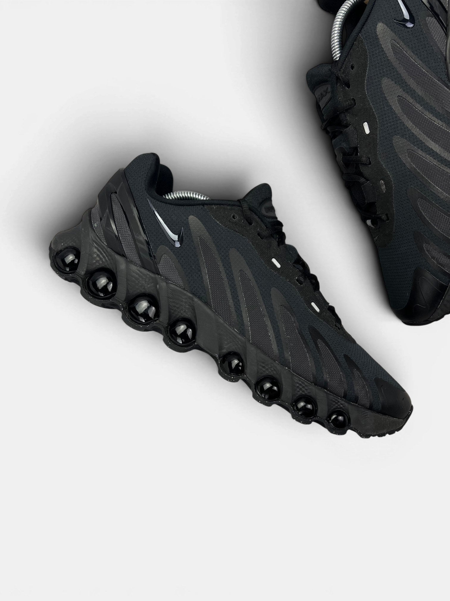 Nike Air Max Dn8 — buty sportowe męskie w bardzo dobrym stanie rozmiar 44, zewnętrzny panel prawego buta