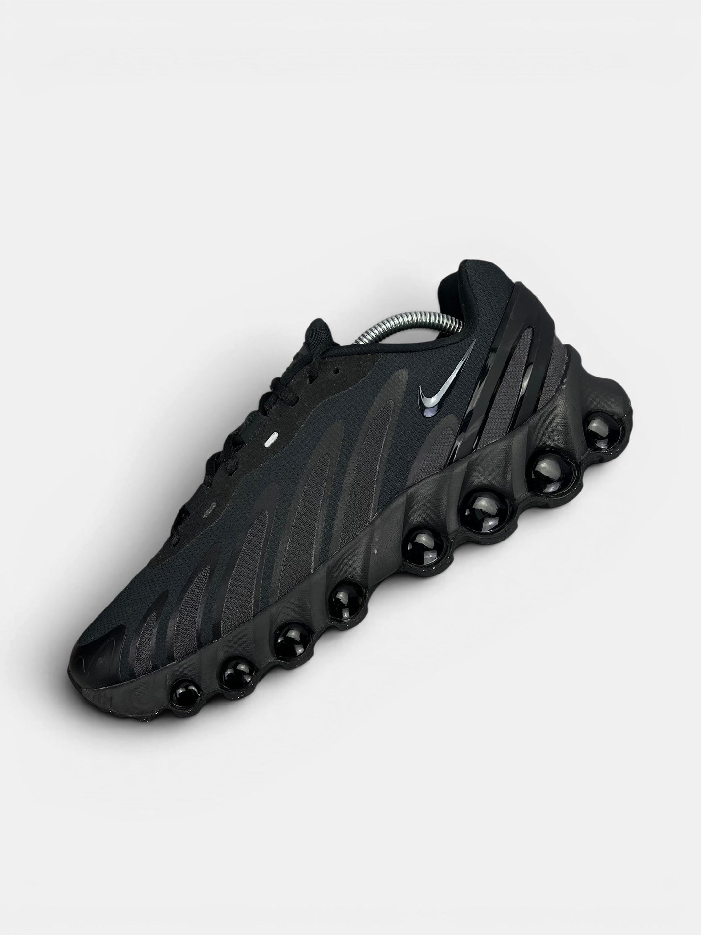 Nike Air Max Dn8 — buty sportowe męskie w bardzo dobrym stanie rozmiar 44, zewnętrzny panel lewego buta