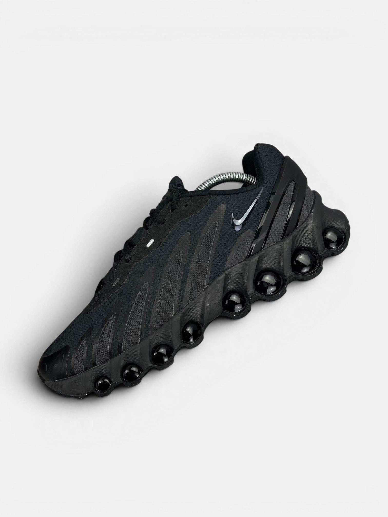 Nike Air Max Dn8 — buty sportowe męskie w bardzo dobrym stanie rozmiar 44, zewnętrzny panel lewego buta