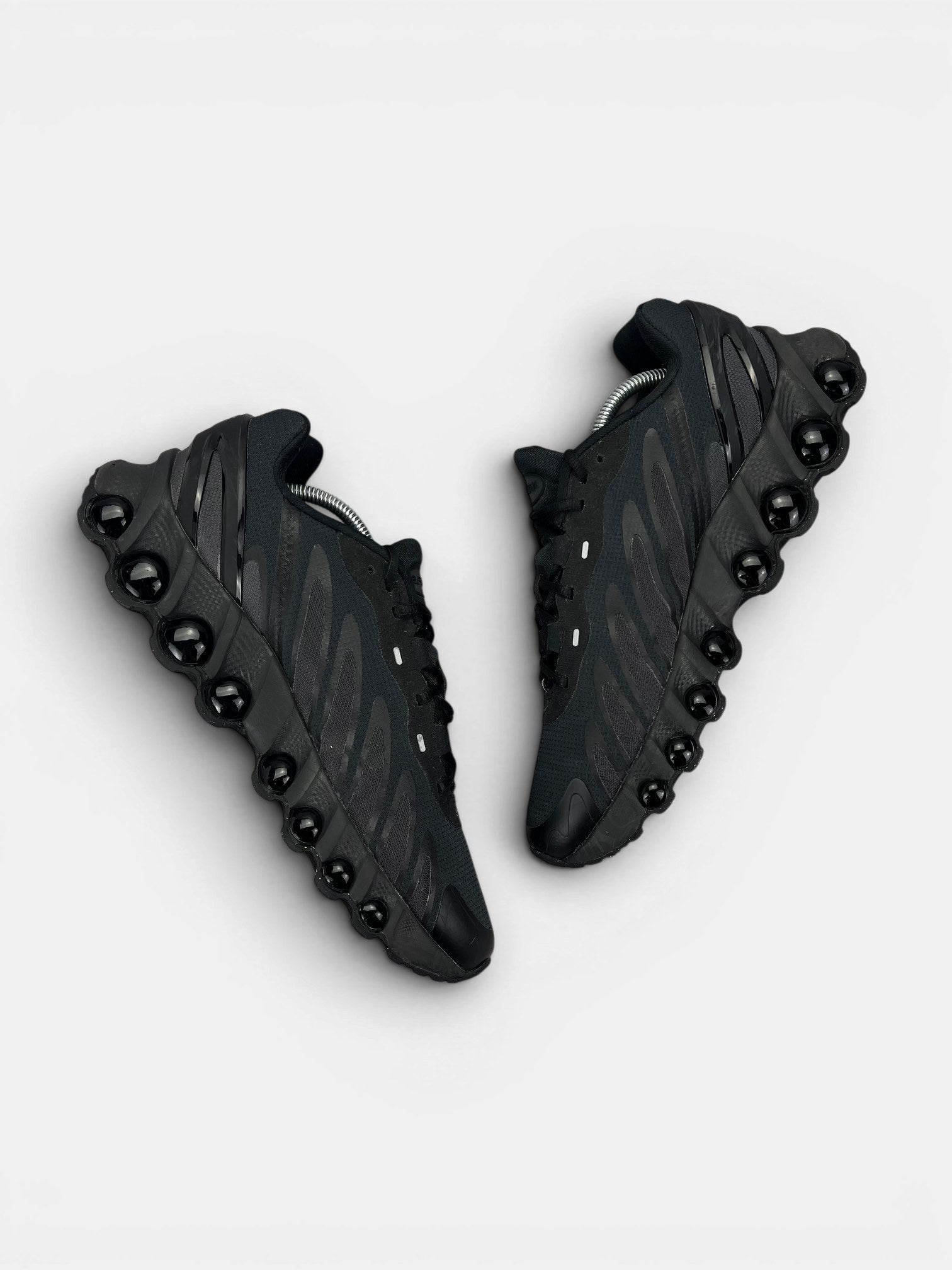 Nike Air Max Dn8 — buty sportowe męskie w bardzo dobrym stanie rozmiar 44, widok z góry na wewnętrzną stronę butów