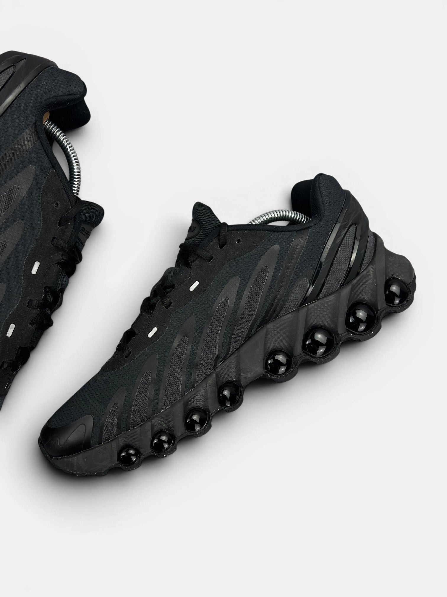 Nike Air Max Dn8 — buty sportowe męskie w bardzo dobrym stanie rozmiar 44, wewnętrzny panel prawego buta