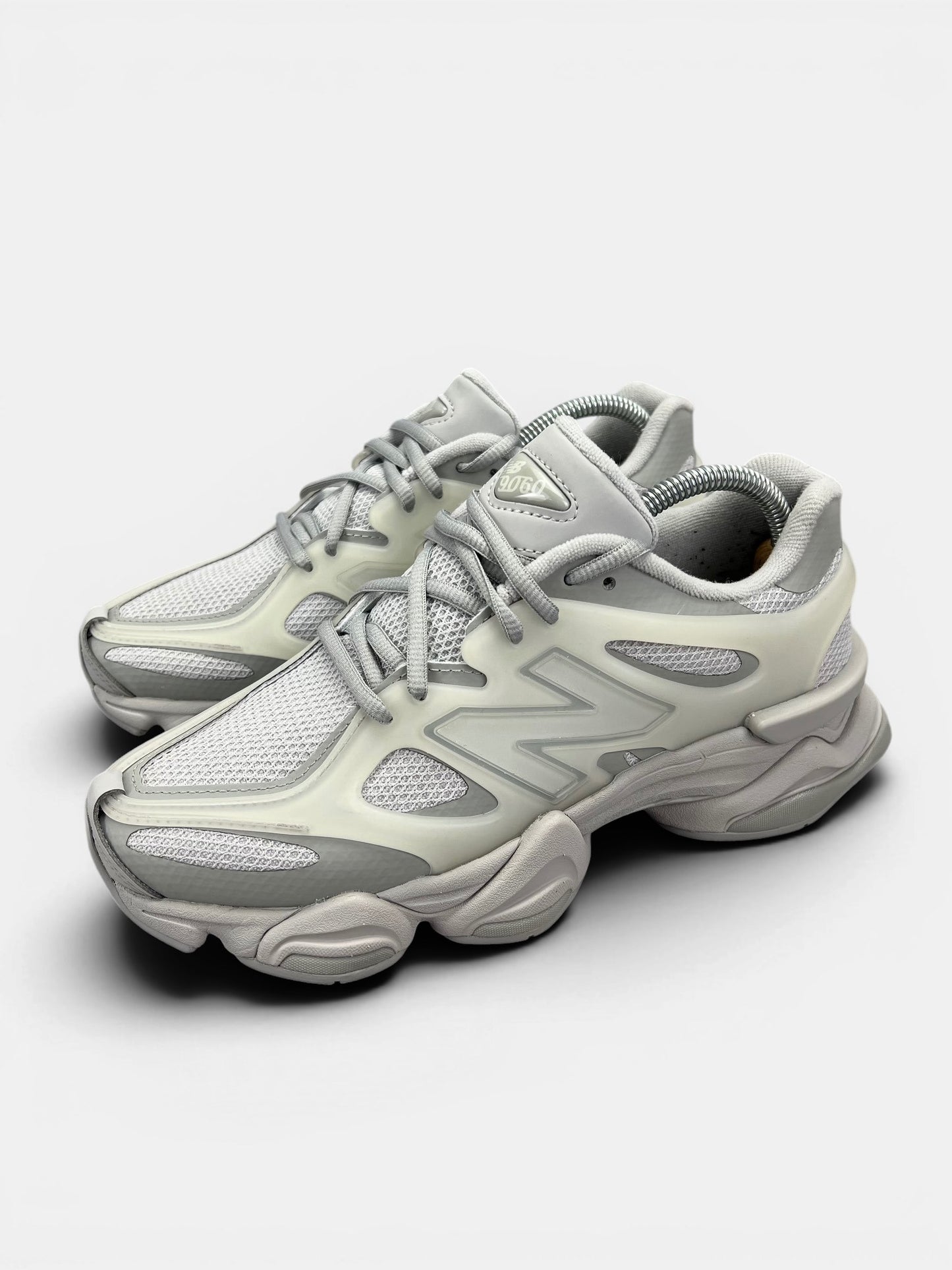 New Balance 9060 — buty sportowe damskie w bardzo dobrym stanie rozmiar 40, widok z boku