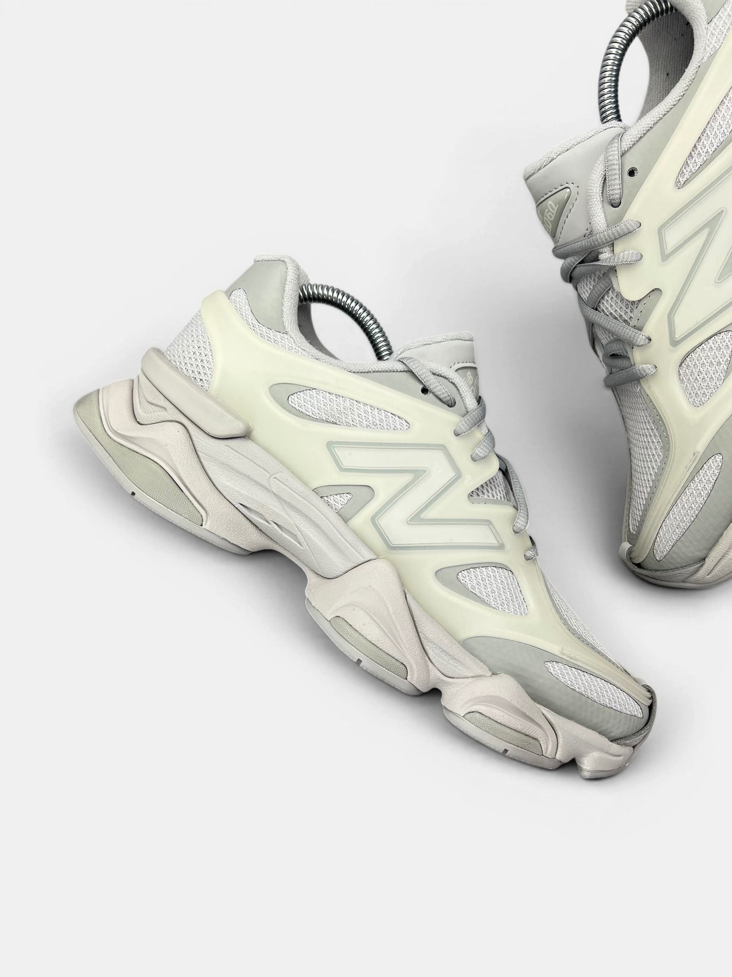 New Balance 9060 — buty sportowe damskie w bardzo dobrym stanie rozmiar 40, zewnętrzny panel prawego buta
