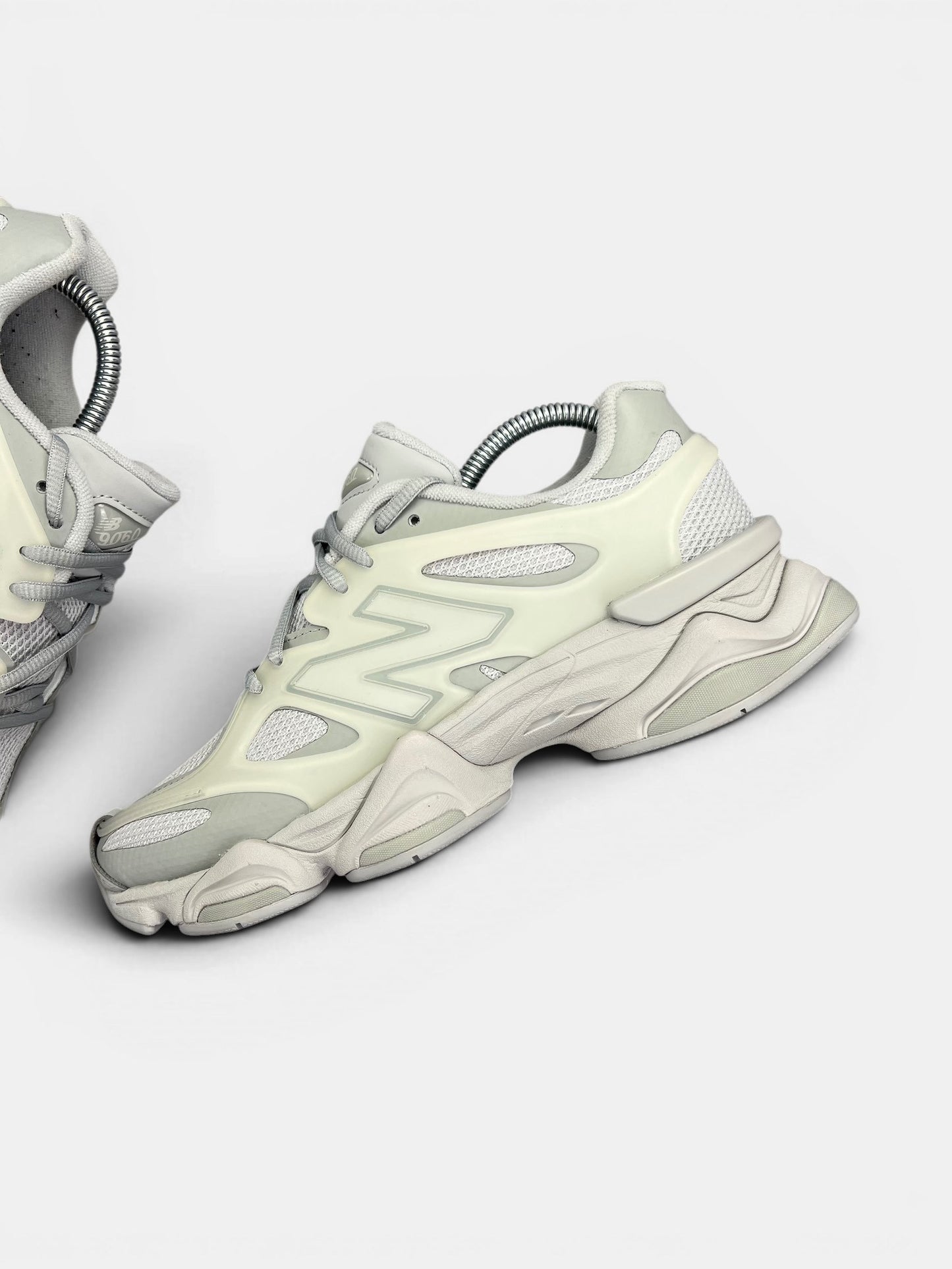 New Balance 9060 — buty sportowe damskie w bardzo dobrym stanie rozmiar 40, zewnętrzny panel lewego buta