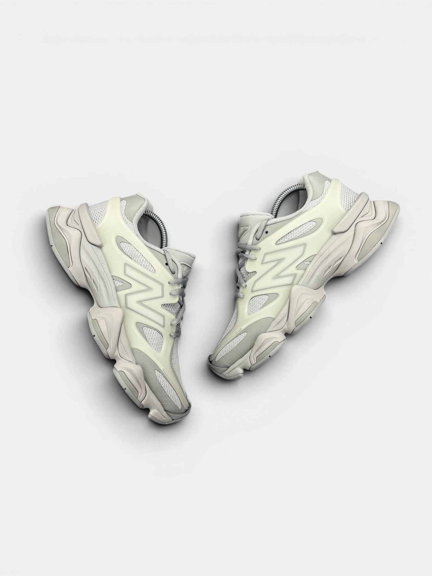 New Balance 9060 — buty sportowe damskie w bardzo dobrym stanie rozmiar 40, widok z góry na wewnętrzną stronę butów