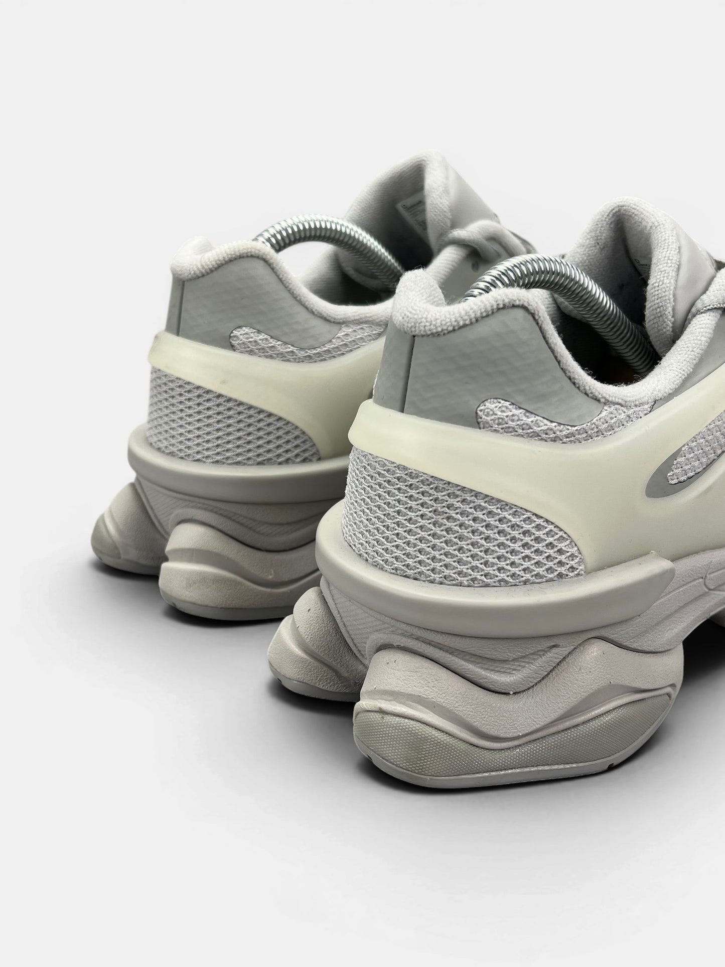New Balance 9060 — buty sportowe damskie w bardzo dobrym stanie rozmiar 40, widok z tyłu