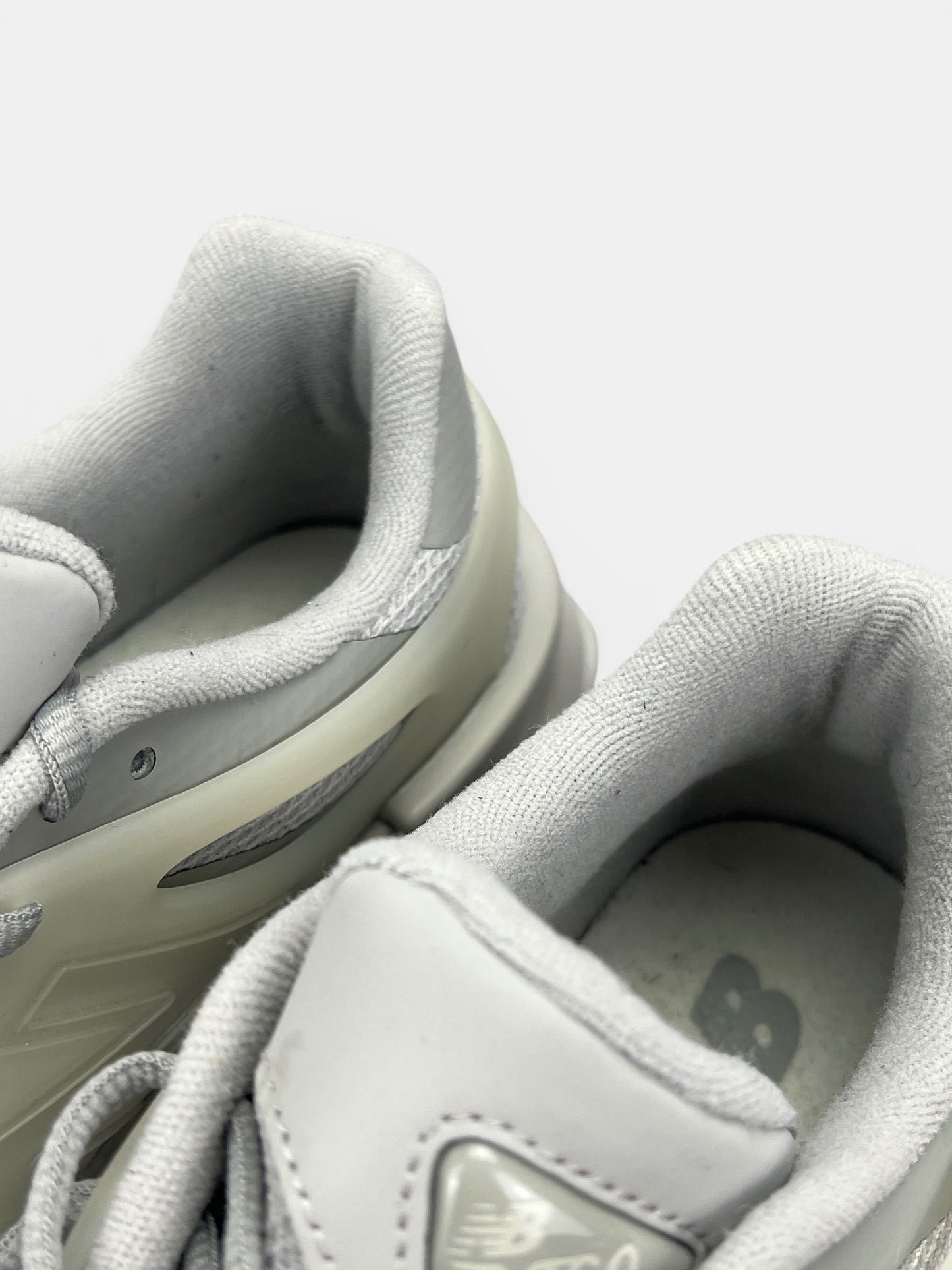 New Balance 9060 — buty sportowe damskie w bardzo dobrym stanie rozmiar 40, zapiętki butów