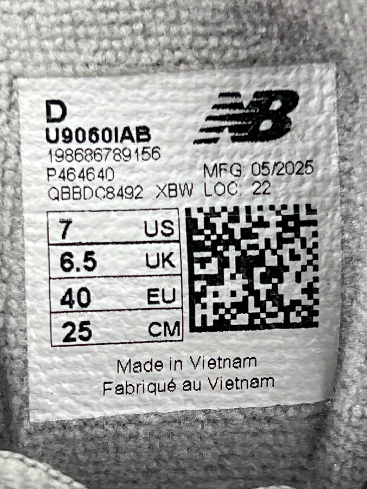 New Balance 9060 — buty sportowe damskie w bardzo dobrym stanie rozmiar 40, opcjonalne zdjęcie 1