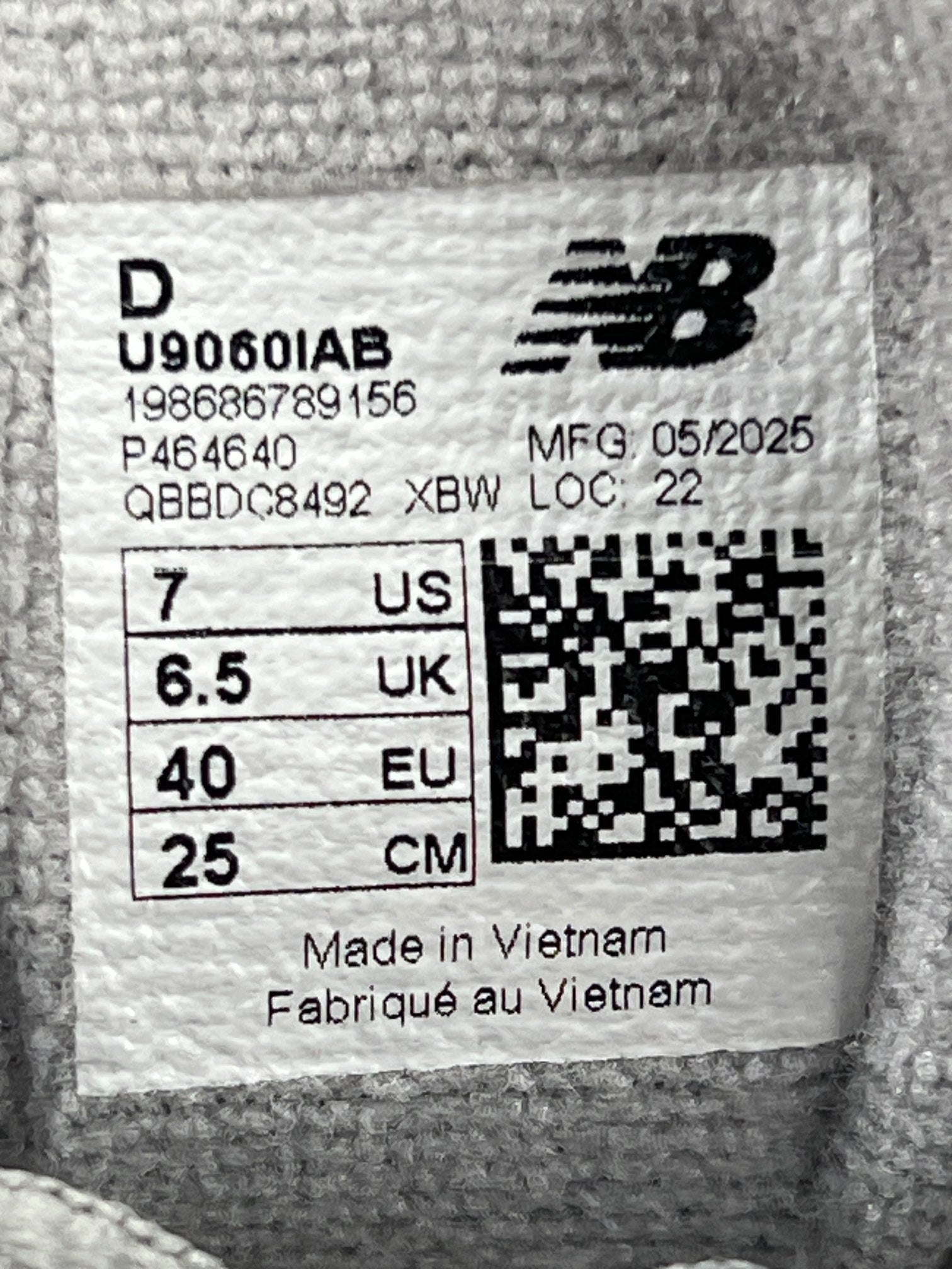 New Balance 9060 — buty sportowe damskie w bardzo dobrym stanie rozmiar 40, opcjonalne zdjęcie 1