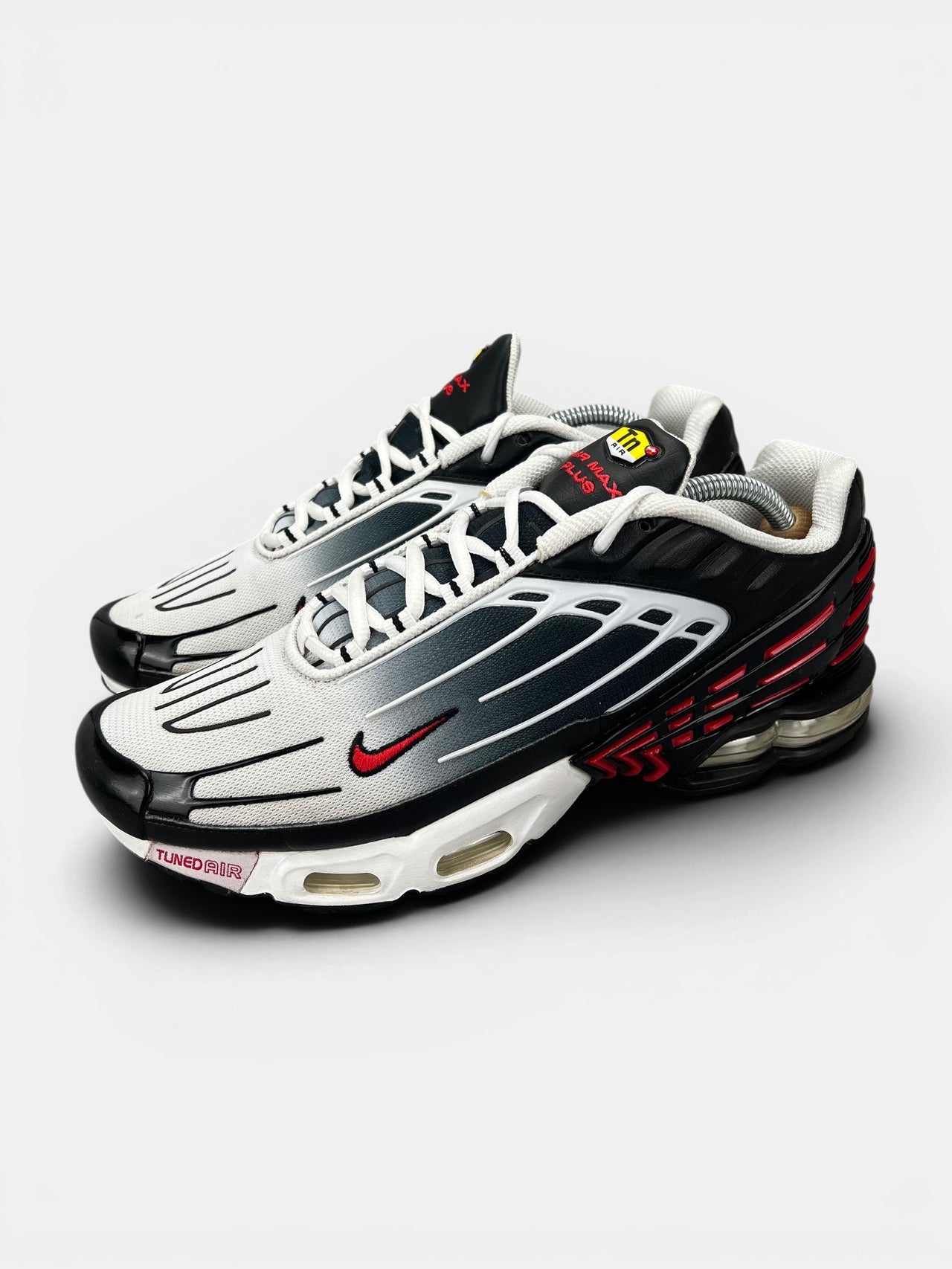 Nike Air Max Plus 3 III (TN) Black University Red — buty sportowe damskie w bardzo dobrym stanie rozmiar 44, widok z boku