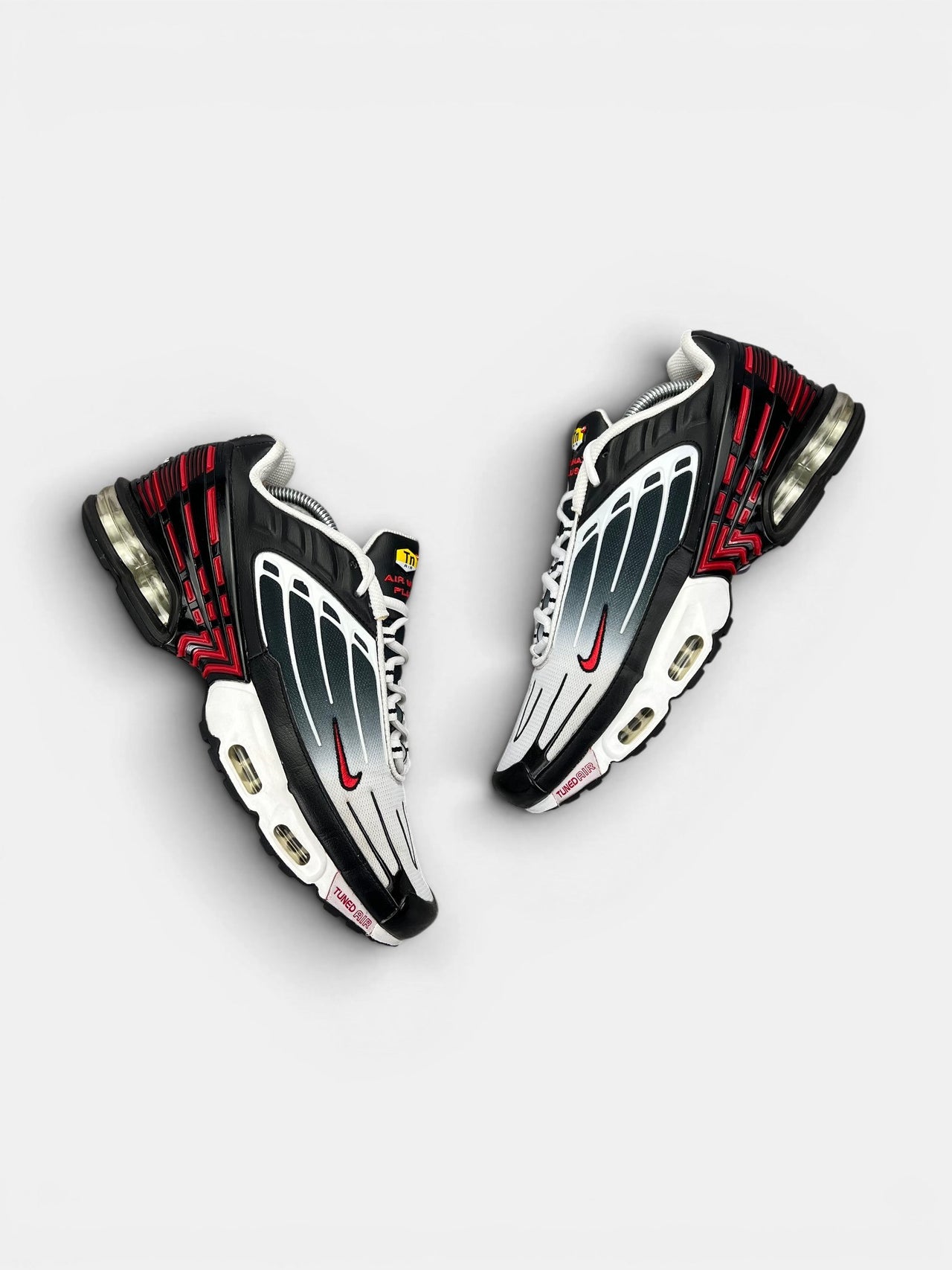 Nike Air Max Plus 3 III (TN) Black University Red — buty sportowe damskie w bardzo dobrym stanie rozmiar 44, widok z góry na zewnętrzną stronę butów