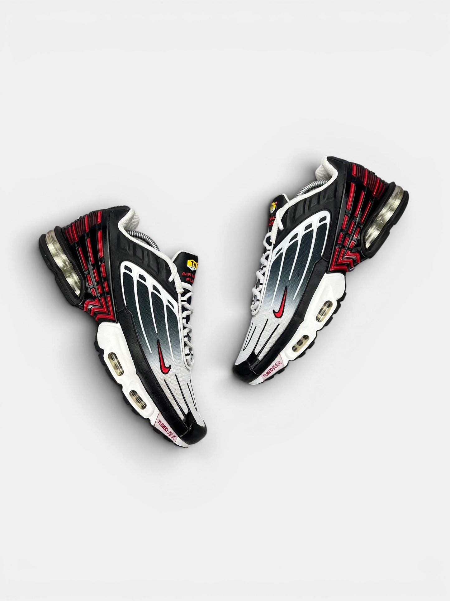 Nike Air Max Plus 3 III (TN) Black University Red — buty sportowe damskie w bardzo dobrym stanie rozmiar 44, widok z góry na zewnętrzną stronę butów