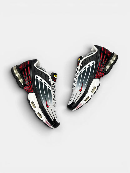 Nike Air Max Plus 3 III (TN) Black University Red — buty sportowe damskie w bardzo dobrym stanie rozmiar 44, widok z góry na zewnętrzną stronę butów