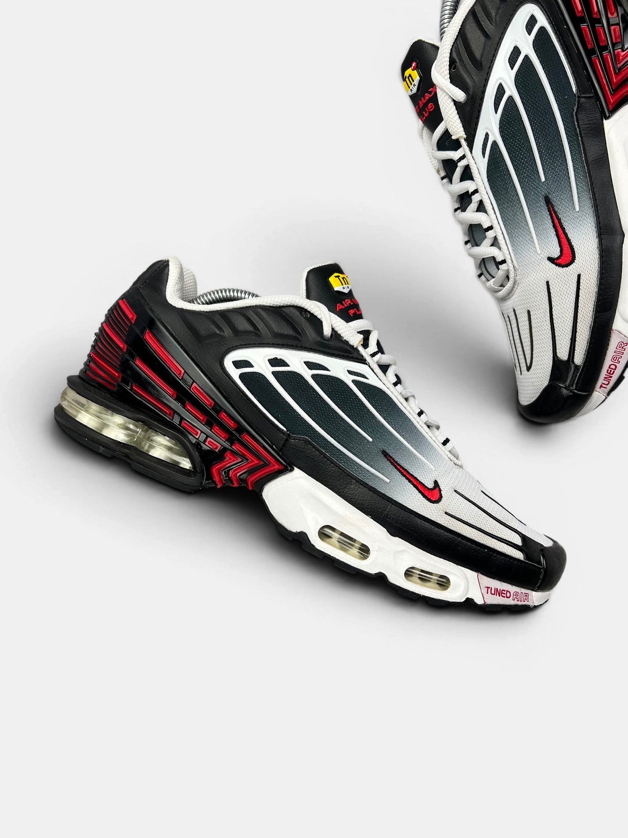 Nike Air Max Plus 3 III (TN) Black University Red — buty sportowe damskie w bardzo dobrym stanie rozmiar 44, zewnętrzny panel prawego buta