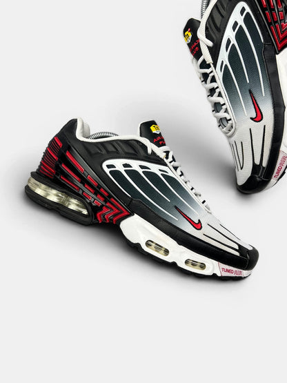 Nike Air Max Plus 3 III (TN) Black University Red — buty sportowe damskie w bardzo dobrym stanie rozmiar 44, zewnętrzny panel prawego buta