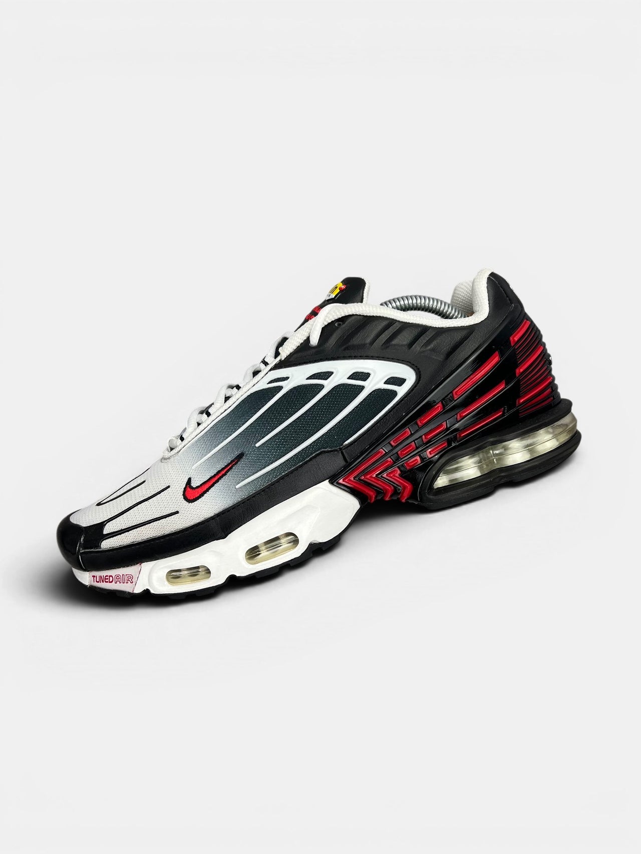 Nike Air Max Plus 3 III (TN) Black University Red — buty sportowe damskie w bardzo dobrym stanie rozmiar 44, zewnętrzny panel lewego buta