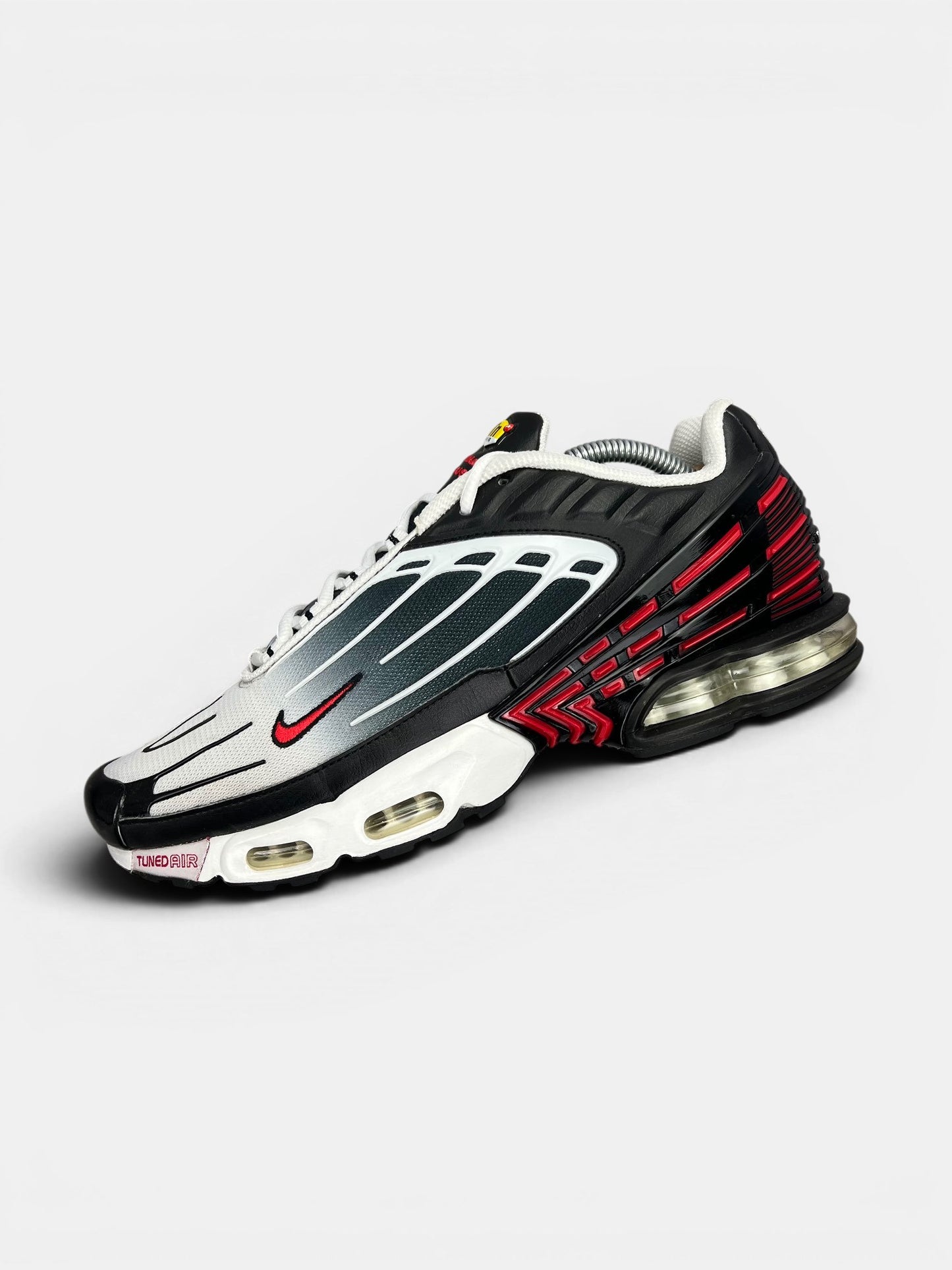 Nike Air Max Plus 3 III (TN) Black University Red — buty sportowe damskie w bardzo dobrym stanie rozmiar 44, zewnętrzny panel lewego buta