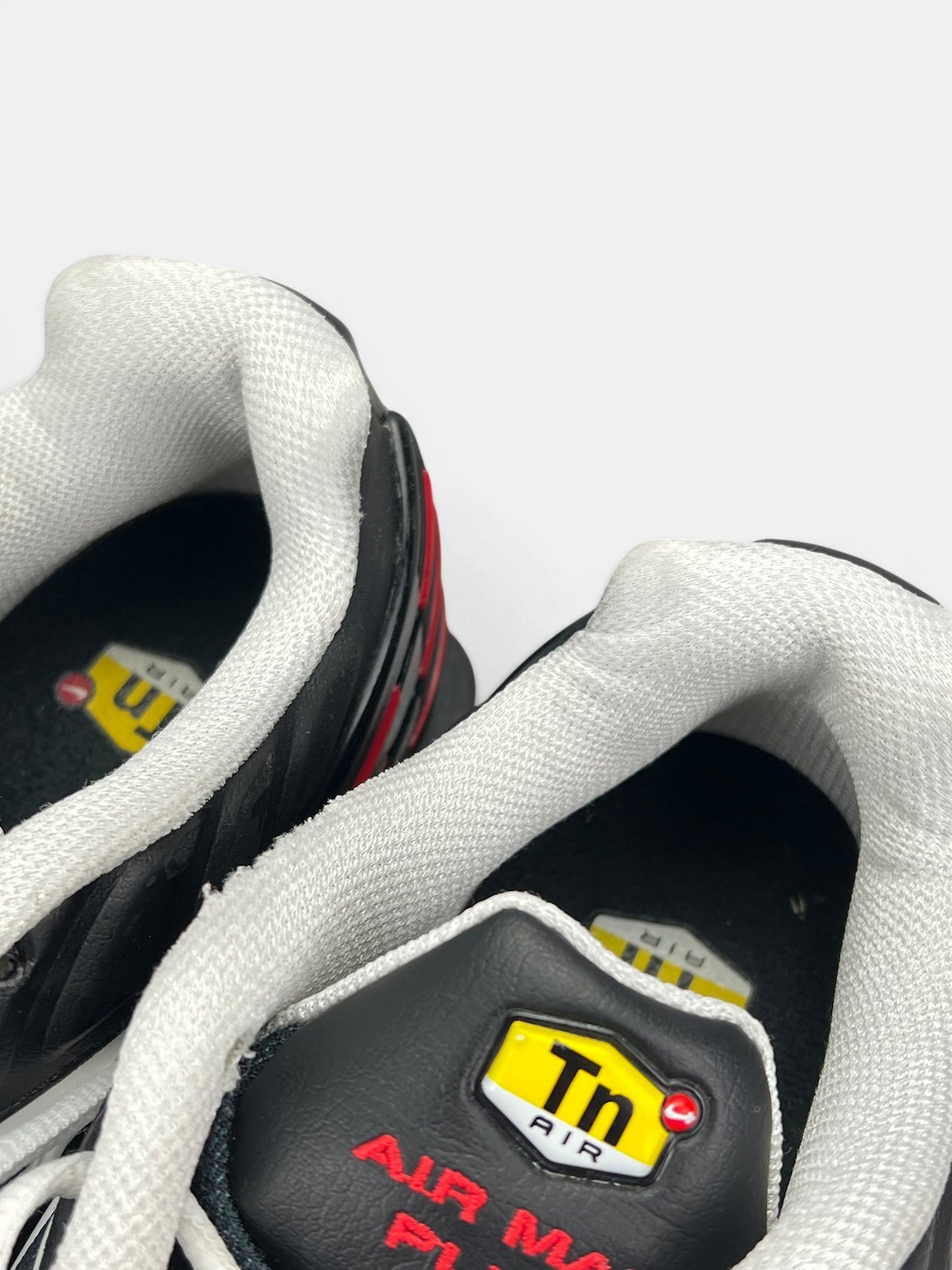 Nike Air Max Plus 3 III (TN) Black University Red — buty sportowe damskie w bardzo dobrym stanie rozmiar 44, zapiętki butów
