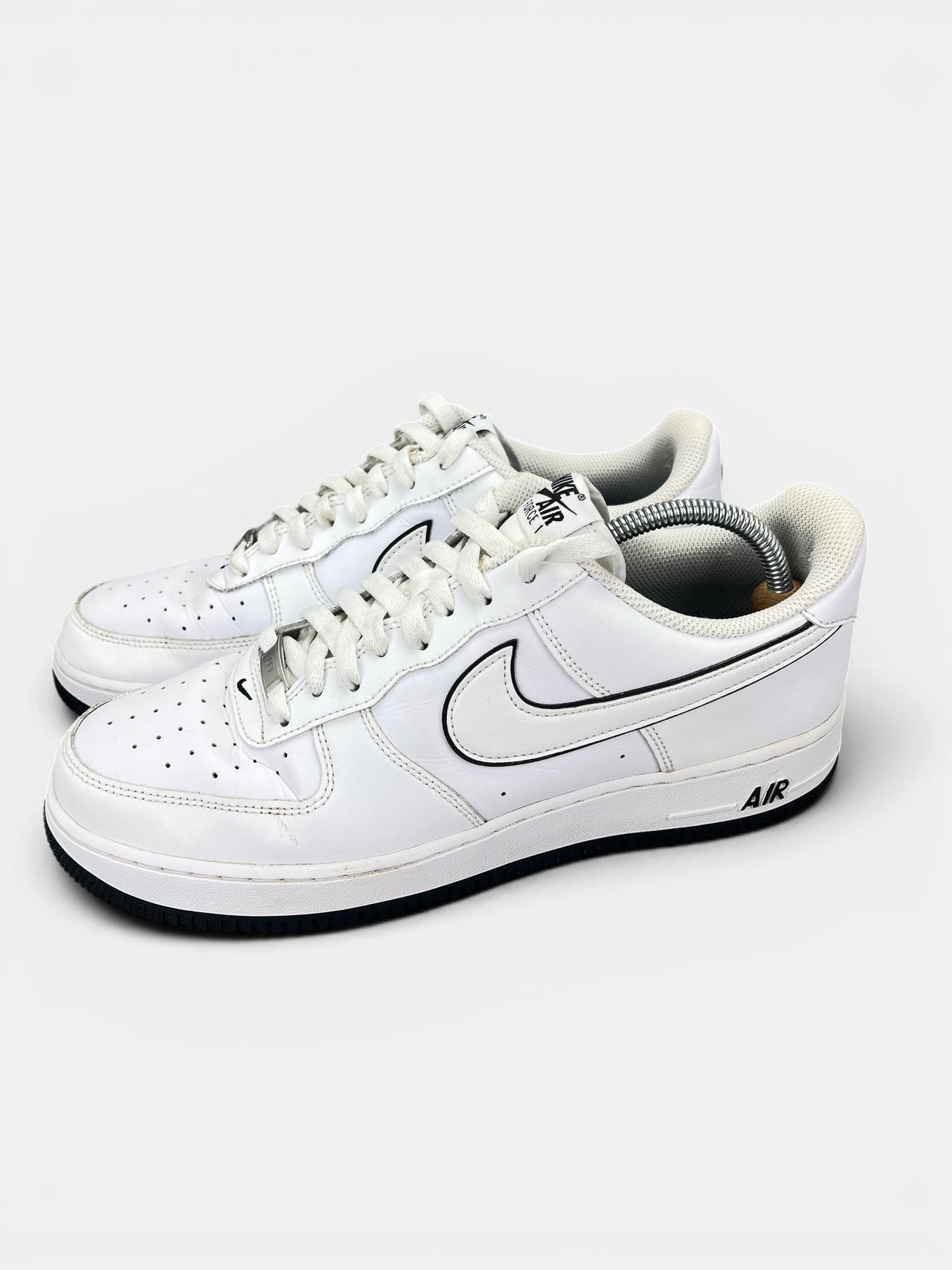 Nike Air Force 1 Low White Black Outline — buty sportowe męskie w bardzo dobrym stanie rozmiar 45.5, widok z boku