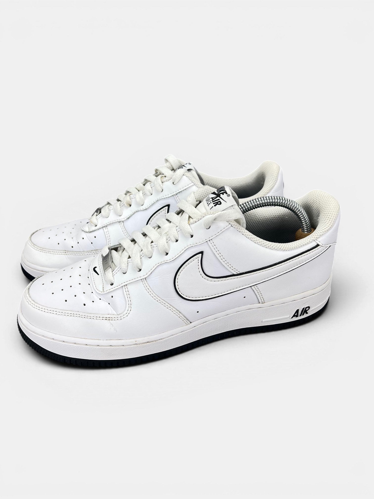 Nike Air Force 1 Low White Black Outline — buty sportowe męskie w bardzo dobrym stanie rozmiar 45.5, widok z boku