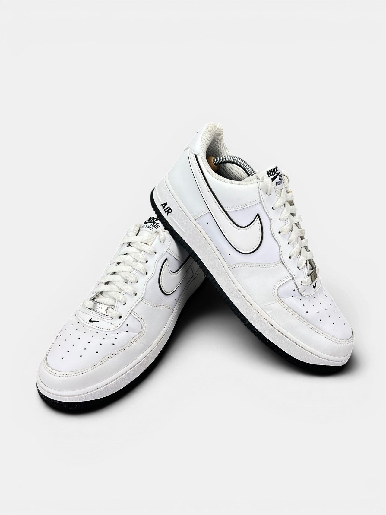 Nike Air Force 1 Low White Black Outline — buty sportowe męskie w bardzo dobrym stanie rozmiar 45.5, boczny profil