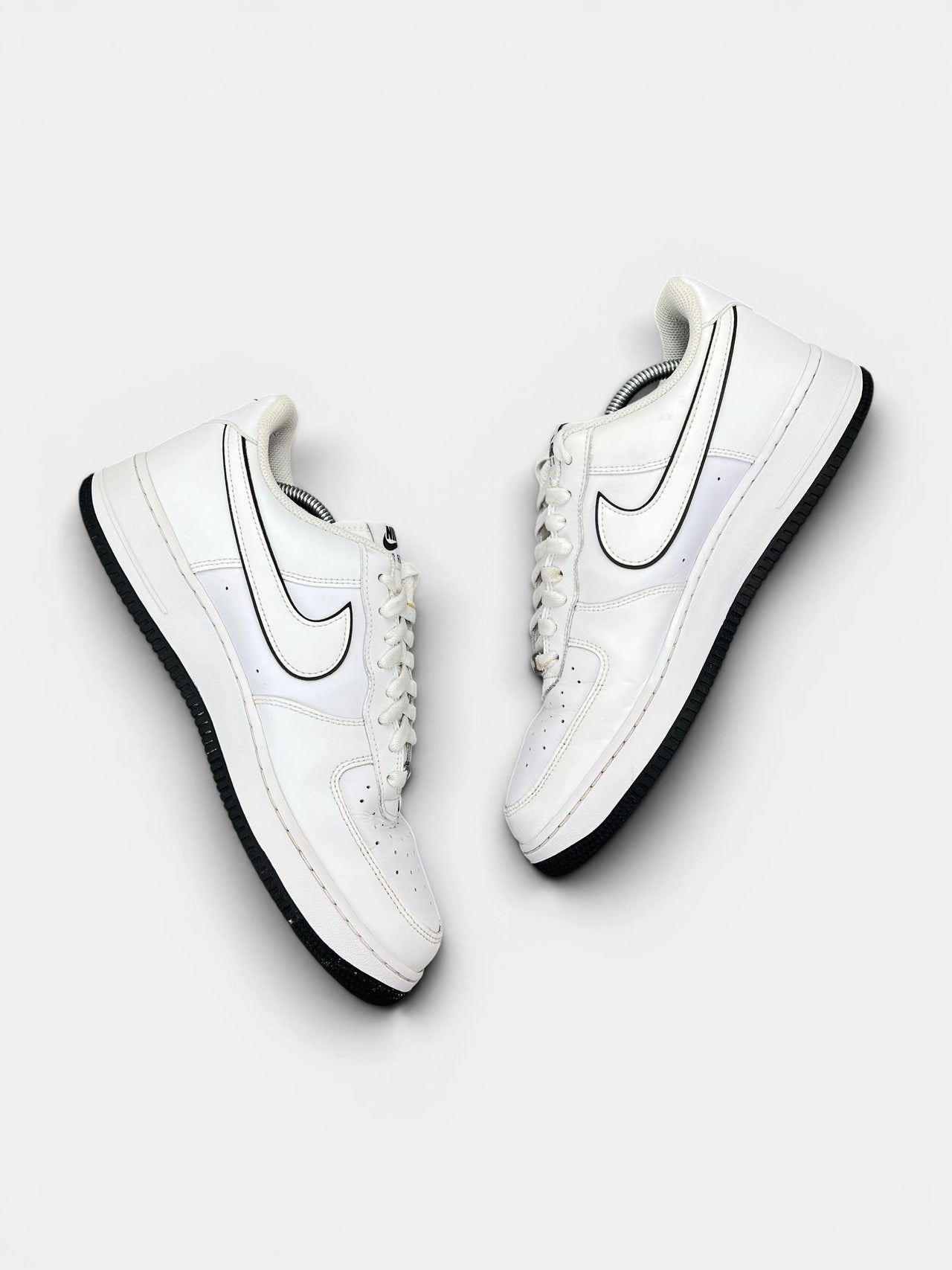 Nike Air Force 1 Low White Black Outline — buty sportowe męskie w bardzo dobrym stanie rozmiar 45.5, widok z góry na zewnętrzną stronę butów