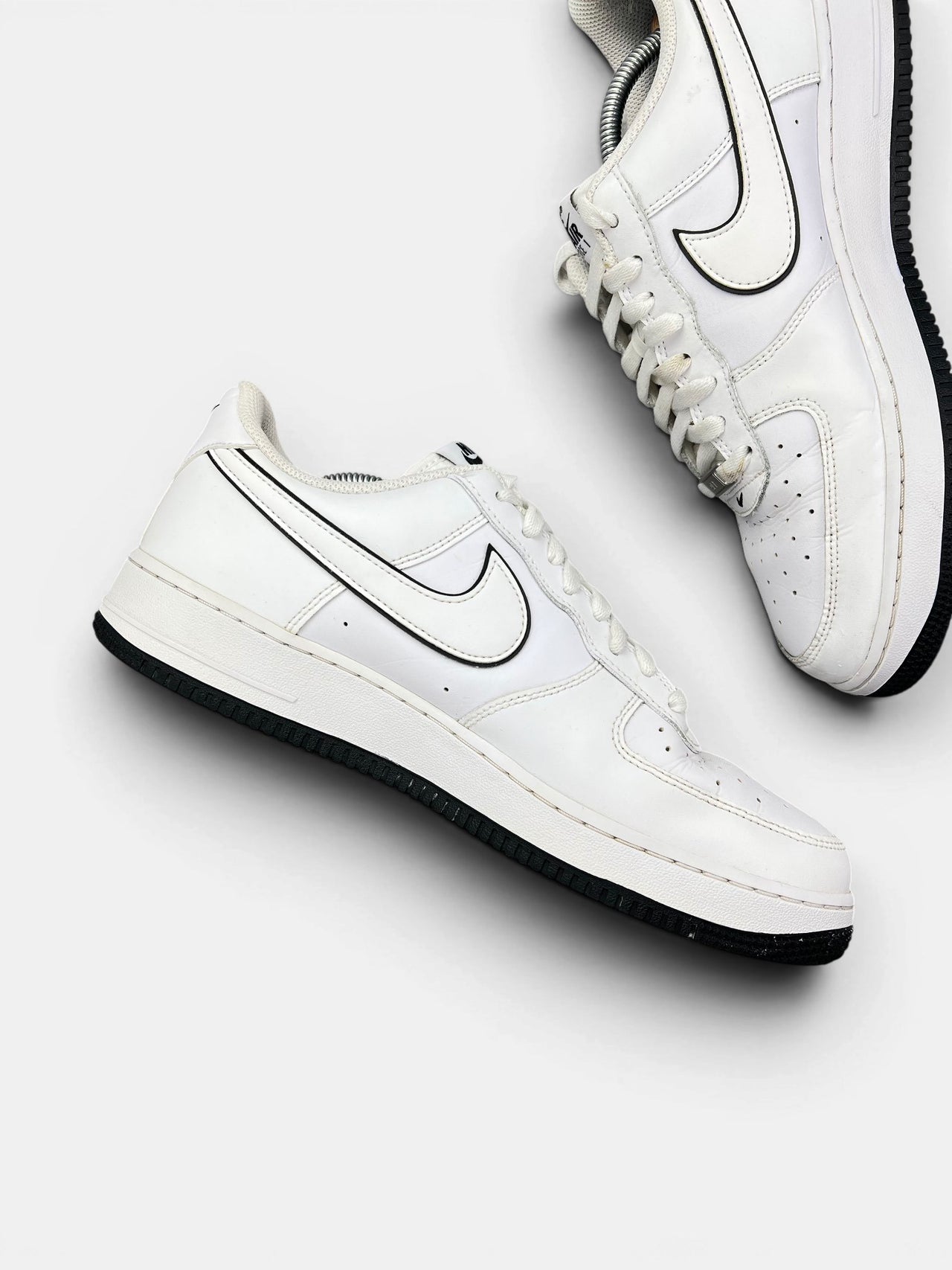 Nike Air Force 1 Low White Black Outline — buty sportowe męskie w bardzo dobrym stanie rozmiar 45.5, zewnętrzny panel prawego buta
