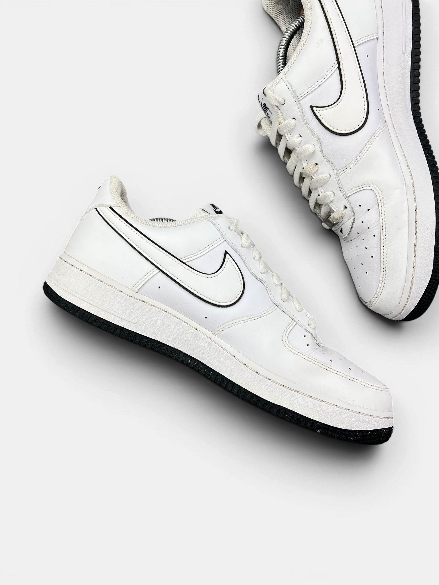 Nike Air Force 1 Low White Black Outline — buty sportowe męskie w bardzo dobrym stanie rozmiar 45.5, zewnętrzny panel prawego buta