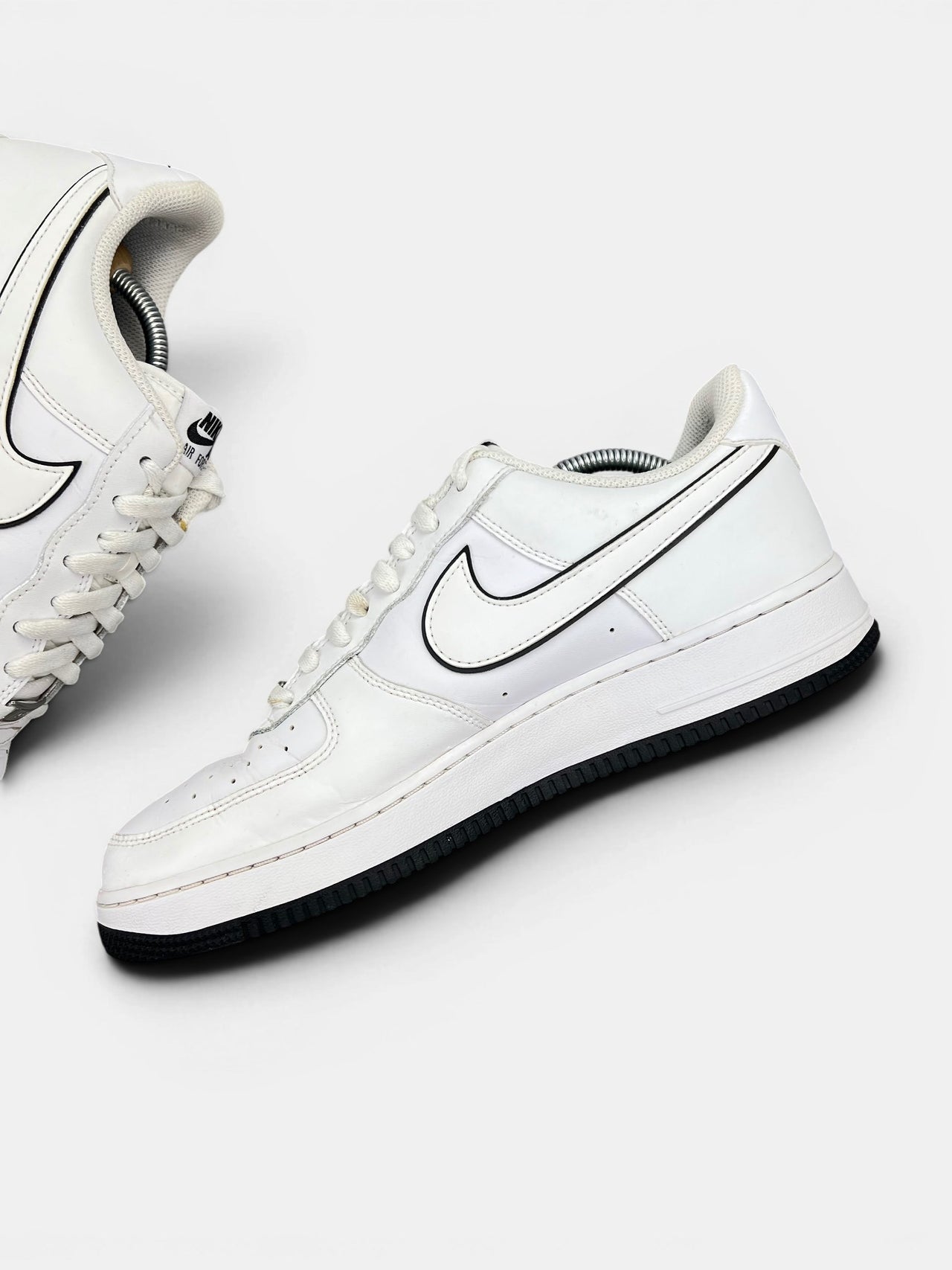 Nike Air Force 1 Low White Black Outline — buty sportowe męskie w bardzo dobrym stanie rozmiar 45.5, zewnętrzny panel lewego buta