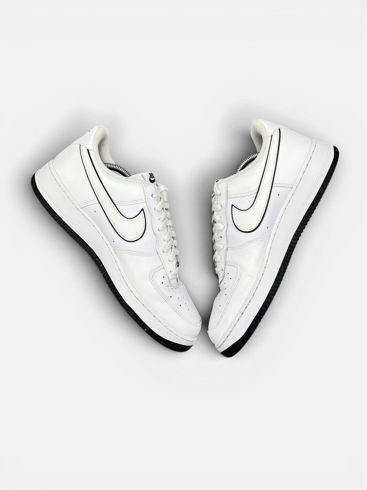 Nike Air Force 1 Low White Black Outline — buty sportowe męskie w bardzo dobrym stanie rozmiar 45.5, widok z góry na wewnętrzną stronę butów