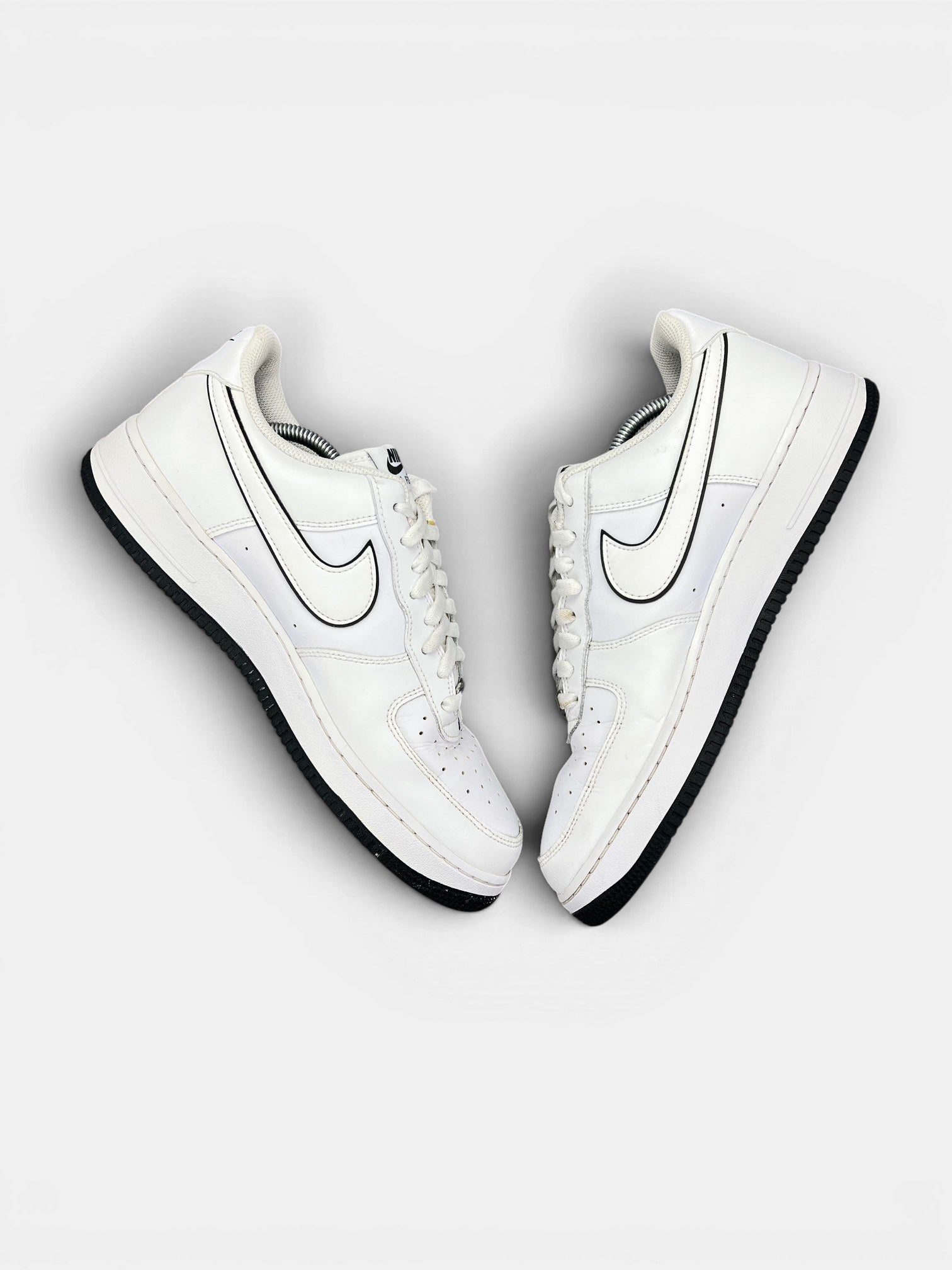 Nike Air Force 1 Low White Black Outline — buty sportowe męskie w bardzo dobrym stanie rozmiar 45.5, widok z góry na wewnętrzną stronę butów
