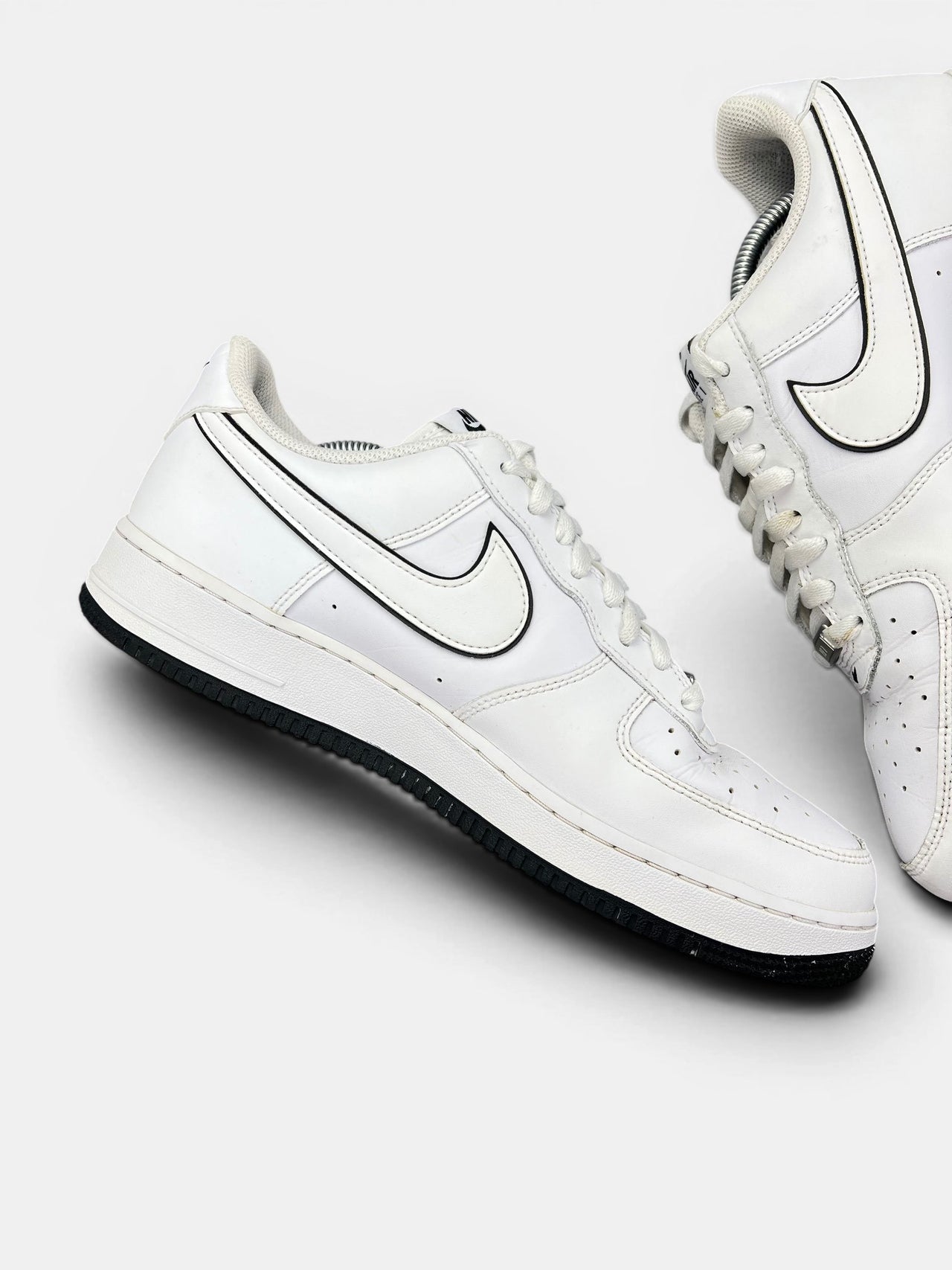 Nike Air Force 1 Low White Black Outline — buty sportowe męskie w bardzo dobrym stanie rozmiar 45.5, wewnętrzny panel lewego buta